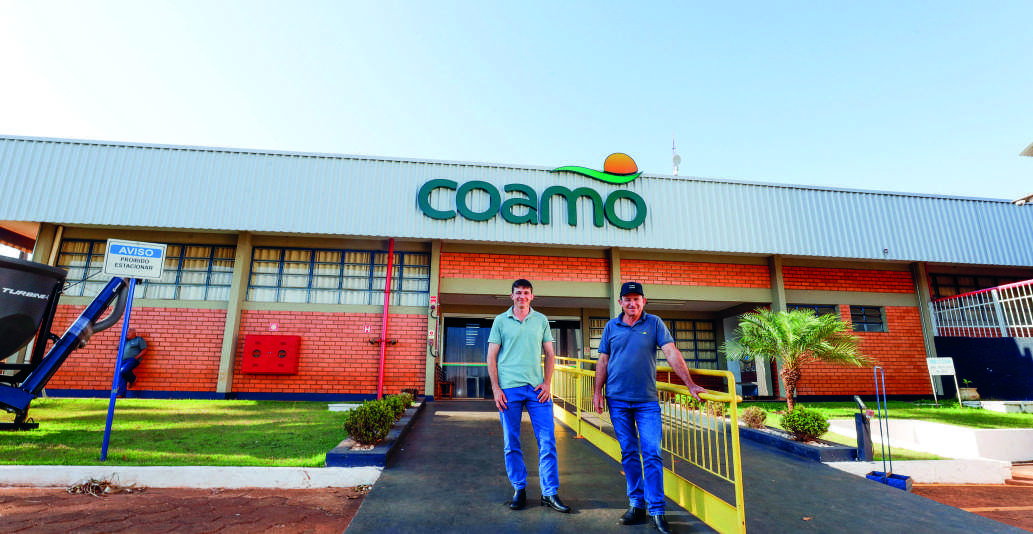 Henrique e Airton Spilka em frente à unidade da Coamo em Mamboré