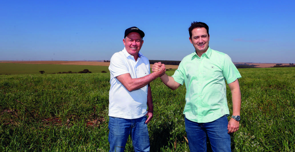 Carlos Chagas Ferreira e Carlos Eduardo apertando as mãos no campo