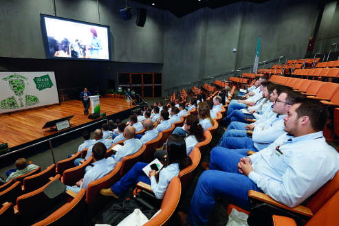 Palestra em auditório durante a Semana Acadêmica Veterinária.