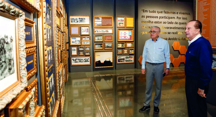 Antonio Sérgio Gabriel e José Aroldo Gallassini observam a exposição no Memorial Coamo.