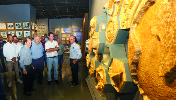 Alunos e professora do Colégio Estadual Adaucto da Silva Rocha em visita ao memorial.