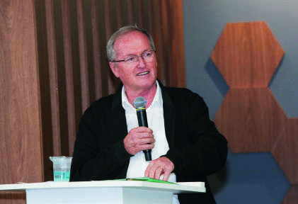 José Roberto Ricken, presidente do Sistema Ocepar, falando ao microfone.