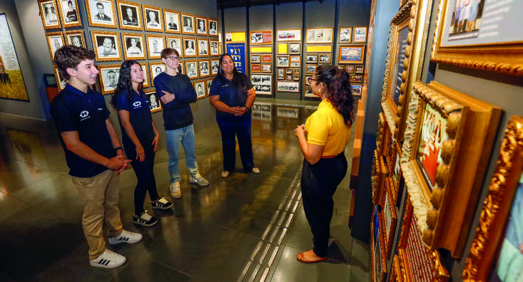 Governador Ratinho Júnior e secretários de Estado em visita ao memorial Coamo.