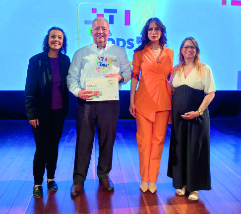 Representantes da Coamo recebendo o prêmio Selo ODS Ouro.