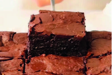 Pedaços de brownie de chocolate empilhados.