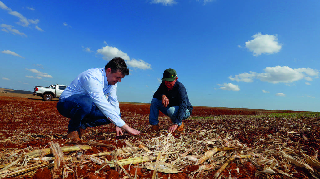Engenheiro agrônomo da Coamo em Toledo, Jefferson Wellington Volpato Jede, com o cooperado Ottmar Pedde