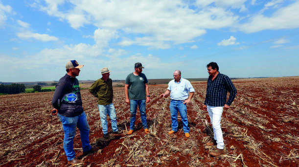 Cooperados Alexandro Willian Vogel, Paulo Decio Dall Est, Lucas Battisti Dall Est e Laércio Rosalin Bucioli com o engenheiro agrônomo da Coamo em Tupãssi, Marcelo Fanhani