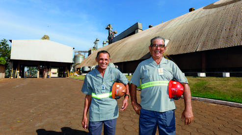Francisco André da Silva e Aparecido Braz, os funcionários mais antigos de Engenheiro Beltrão
