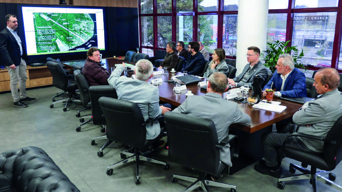 Reunião entre a diretoria da Coamo e o governador de Santa Catarina em uma mesa de trabalho.