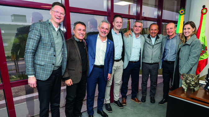 Diretoria da Coamo posa para foto com o governador de Santa Catarina, Jorginho Mello, e secretários de Estado.
