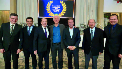 Grupo de sete homens posando para foto no evento. Da esquerda para a direita: Robson Mafioletti, José Petruise Ferreira Júnior, José Aroldo Gallassini, Egor Webster, Marcio Nunes, Ricardo Calderari e Marcelo Sumiya.
