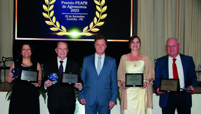 Pessoas premiadas posando para foto no evento. Da esquerda para a direita: Inês Fonseca, José Aroldo Gallassini, Cesar Veronese, Tangriani Assmann e Florindo Dalberto.