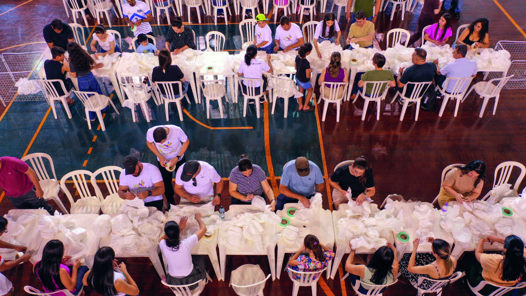 Voluntários da Coamo em oficina solidária de produção de fraldas.
