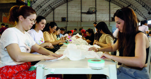 Funcionárias da Coamo produzindo fraldas em Campo Mourão.